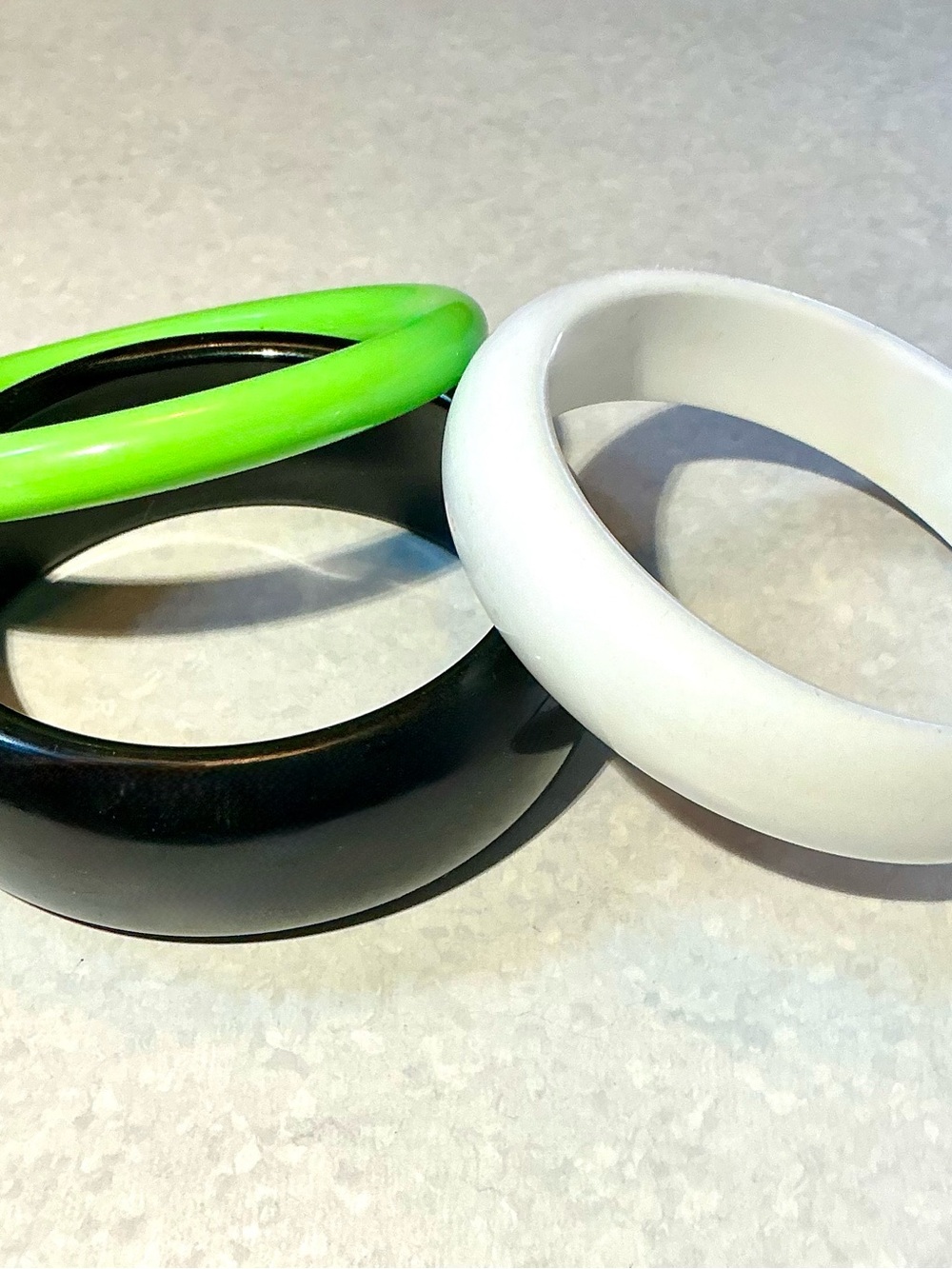 Vintage Stackable Bangles Set of 3 Summertime Lime, White, Black Plastic Bangers - Picture 3 of 11